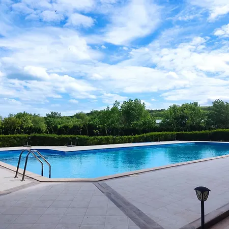 Nelly's Place 10 * Шкорпиловци