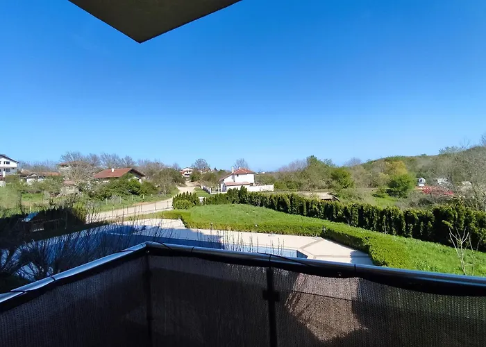 Nelly's Place 10 * Шкорпиловци